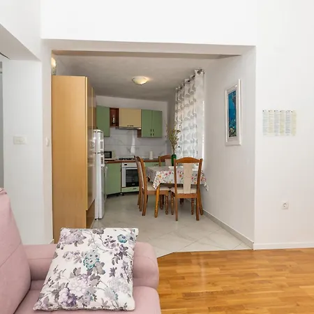 Marina On The Second Floor Apartman *